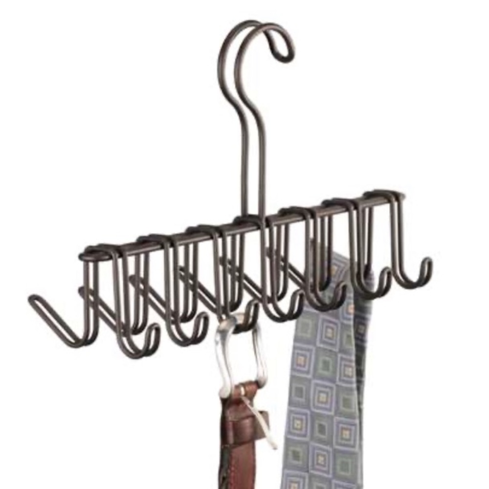 2 accessory hangers